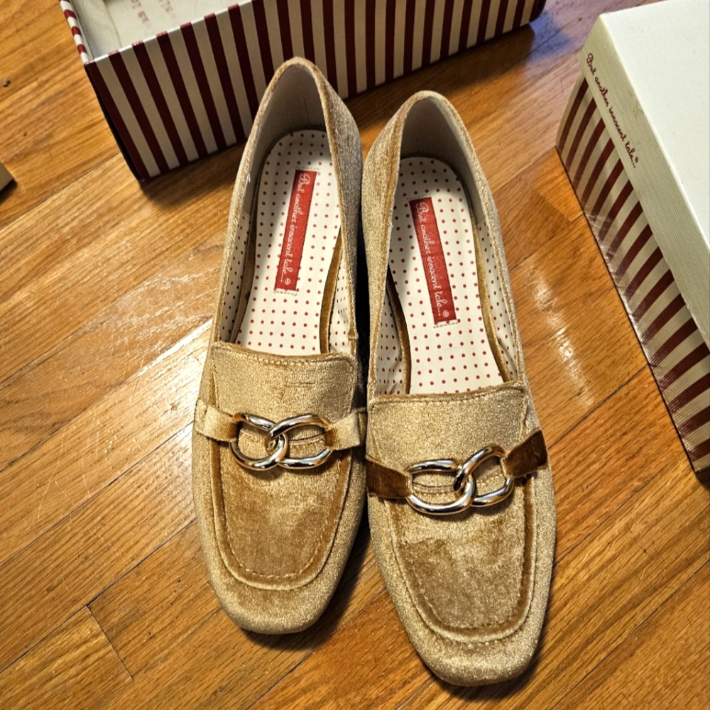 B.A.I.T. Footwear gold velvet heels